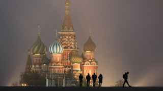Вид на собор Василия Блаженного на Красной площади. 

В связи с резким увеличением числа случаев заражения коронавирусом этой осенью московские власти ввели режим оплачиваемых нерабочих дней с 28 октября по 7 ноября. 