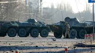 Киев. Украинские бронетранспортеры на одной из улиц города. 