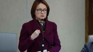 Эльвира Набиуллина – мастерица выразить отношение к ситуации через внешний вид. Прежде у нее были брошки, на сей раз она нарядилась буквально в пальто: экономика мерзнет