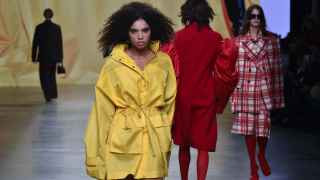 Акцент новой коллекции Rogov — вещи-трансформеры. Часть образов была дополнена вещами молодых российских брендов: сумками Leather Like Wood и брошами Big Brooch.