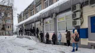 Власти Петербурга сообщили о резком росте числа вызовов врачей на дом. 31 января была зафиксирована рекордная нагрузка на службу «122» — 200 000 звонков. Поликлиники в половине районов города работают в режиме перегрузки