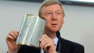Анатолий Чубайс демонстрирует Plastic Logic 100 в 2011 году