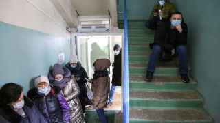 На очереди жалуются жители многих городов. За прошедшие 24 часа в стране выявили 168 201 случай заражения коронавирусом