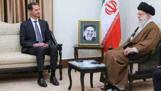 Башар аль-Асад (слева) со своим главным сюзереном – иранским аятоллой Хаменеи