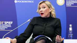 Официальный представитель МИД России Мария Захарова участвовала в панельной дискуссии «Фейковые новости в эпоху глобализации». Компанию ей составили пранкеры Вован и Лексус, которые нашли забавным позвонить писательнице Джоан Роулинг от имени Владимира Зеленского.
