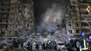 В результате прямого удара российской ракеты по жилому дому в Днепре погибли 40 человек, в том числе трое детей.