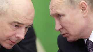 Владимир Путин (справа) и министр финансов Антон Силуанов чувствуют, что иностранным инвесторам в России чего-то не хватает 