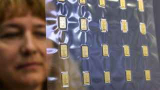 Производство инвестиционных золотых слитков на заводе компании Sokolov в Костроме