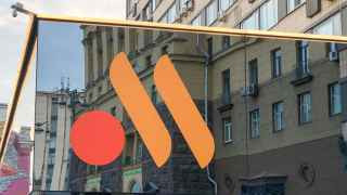 Логотип «Вкусно — и точка» на флагманском ресторане быстрого питания на Пушкинской площади