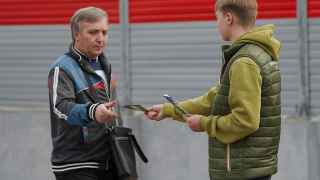Активную агитацию начали и московские власти, пытающиеся по возможности дистанцироваться от темы войны.