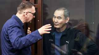 Бывший руководитель следственного управления СК РФ по Волгоградской области Михаил Музраев (справа) в Южном окружном военном суде