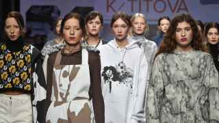 Показ коллекции бренда K Titova, дизайнер Екатерина Титова. Основной акцент коллекции - коллекции — платья, объемные рубашки, юбки в складку, трикотаж.