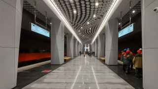 Подвесной потолок на станции «Воронцовская» представляет собой параметрическую структуру сложной геометрии — его выполнили из одинаковых мелкоформатных алюминиевых элементов, расположенных на разной высоте. В конструкцию встроены неоновые светильники, создающие ощущение непрерывного движения — потока, напоминающего Млечный Путь.