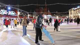 На «Елку Мэра» и другие праздничные представления московские власти привезут детей из аннексированных регионов Украины. «ВДНХ приготовила для них бесплатные билеты на главный каток страны», – добавил Собянин.