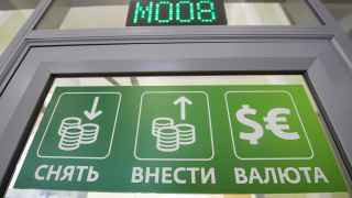 При открытии валютных депозитов люди, как правило, не приносят наличную валюту