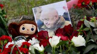 Мемориал в честь Евгения Пригожина у офиса ЧВК «Вагнер» в Санкт-Петербурге