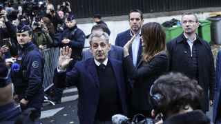 Бывший президент Франции Николя Саркози доставлен в тюрьму Санте в Париже