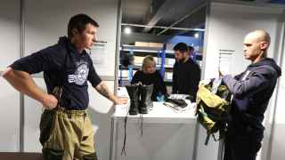 Выдача обмундирования в пункте мобилизации 