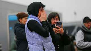 Люди у «Крокус Сити Холл» на следующий день после теракта