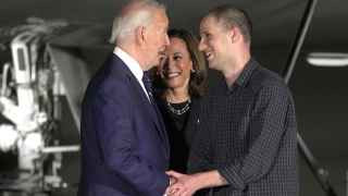 Президент Джо Байден и вице-президент Камала Харрис приветствуют репортера Эвана Гершковича на базе ВВС Эндрюс в США