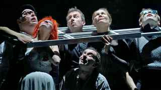 МХТ им. Чехова, спектакль «Враки, или Завещание барона Мюнхгаузена», в роли Мюнхаузена (на первом плане, ниже рамы) – Константин Хабенский 