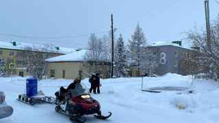 Местный житель на снегоходе.