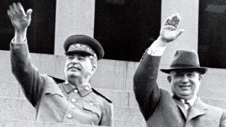 Сталин (справа) провинился перед Хрущевым в том, что без спросу репрессировал коммунистов. Надо было спрашивать!