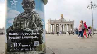 Для жителей столицы запустили специальный сайт, горячую линию и чат-бот в Telegram, куда могут написать желающие пройти военную службу по контракту.