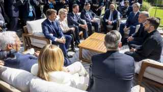 Семерка без Дональда Трампа. По часовой стрелке: спиной сидят премьер-министры Великобритании и Италии Кир Стармер и Джорджа Мелони,  председатель Европейского совета Антониу Кошта; на диване – президент Франции Эмманюэль Макрон,  председательница Еврокомиссии Урсула фон дер Ляйен,  генсек НАТО Марк Рютте,  премьер-министр Японии Сигэру Исиба, на креслах – канцлер ФРГ Фридрих Мерц, министр финансов США Скотт Бессент,  премьер-министр Канады Марк Карне,  президент Украины Владимир Зеленский