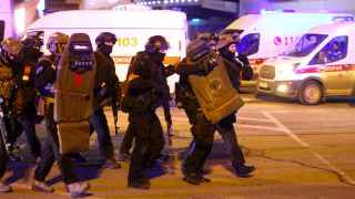 Оперативные службы около горящего здания Crocus City Hall