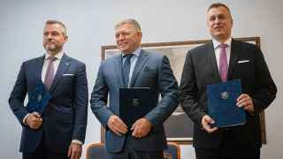 Бывший премьер-министр Словакии Роберт Фицо (в центре)