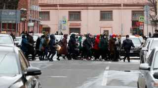 Люди у Единого миграционного центра в Санкт-Петербурге