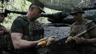 генерал Александр Сырский (слева)