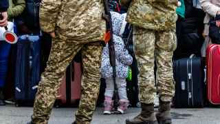 Беженцы из Украины на границе со Словакией.