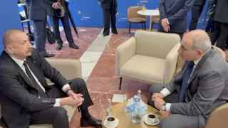 Встреча за кофе: Ильхам Алиев (слева) и Никол Пашинян