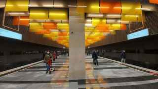 При типовой конструкции станция «Новаторская» имеет свой индивидуальный образ с узнаваемым колористическим решением. Главным ее акцентом является подвесной потолок, выложенный разноформатными панелями из триплекса с пленкой оранжевого цвета трех оттенков.