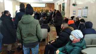 В Курской области зафиксирован очередной рекорд количества заболевших. Ежесуточно количество обращений в поликлиники в среднем возрастает на 10%. В Курске в среднем на одного врача за смену приходится 55 вызовов на дом или 60 человек на приеме