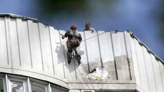 Устранение последствий попадания беспилотника в дом на улице Атласова в Москве