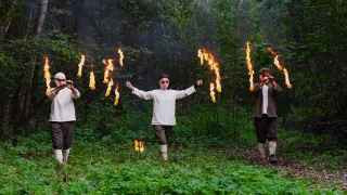 Племя с огнем нового века появляется в овраге под мостом.