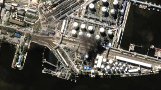 Петербург в дыму от горящих резервуаров в порту