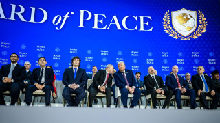 Церемония подписания устава Совета мира в Давосе