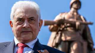 Посол России в Германии Сергей Нечаев во время церемонии у памятника советским воинам в 80-ю годовщину битвы за Зееловские высоты