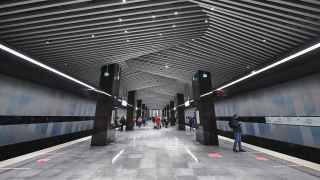 Прямоугольные колонны из темно-коричневого гранита на «Аминьевской» выразительно выделяются на фоне пола, выполненного из полированного серого гранита. Вдоль края платформы расположены светильники, обеспечивающие местное освещение. 