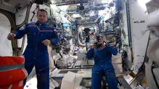 Российские космонавты Сергей Рыжиков и Сергей Кудь-Сверчков на МКС