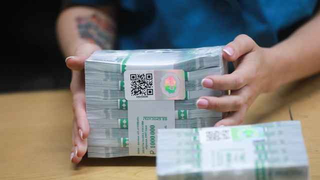 Россияне вынесли из банков рекордный объем наличных за неделю на фоне планов властей ужесточить контроль за переводами