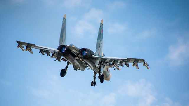 Российский Су-30 рухнул на частный дом в Крыму из-за вспыхнувшего двигателя