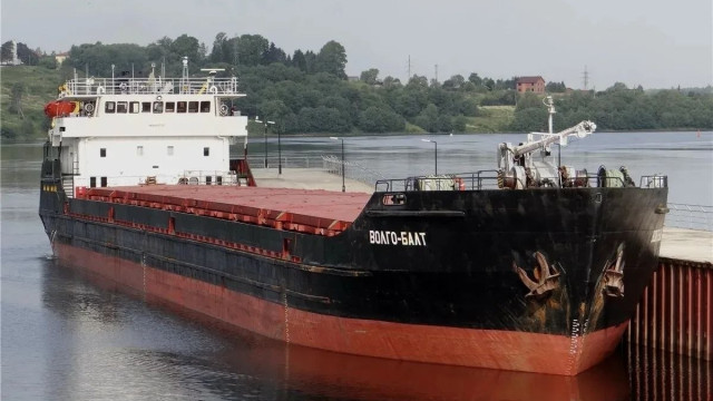 В Азовском море затонул сухогруз с пшеницей. Два человека погибли