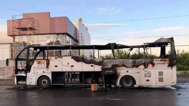 В оккупированной Донецкой области дрон ударил по следовавшему из Москвы в Симферополь автобусу. Погибли 7 человек