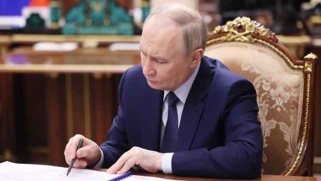 Путин подписал закон об аресте имущества релокантов за крити