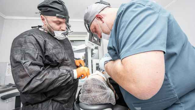 Россияне бросились скупать наборы для самостоятельного лечения зубов на фоне резкого роста цен на стоматологические услуги